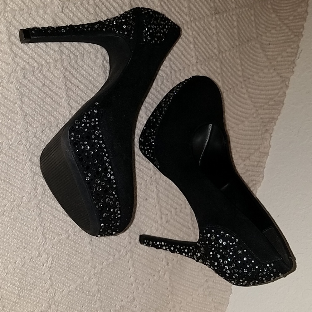 Black round toe faux suede pumps
